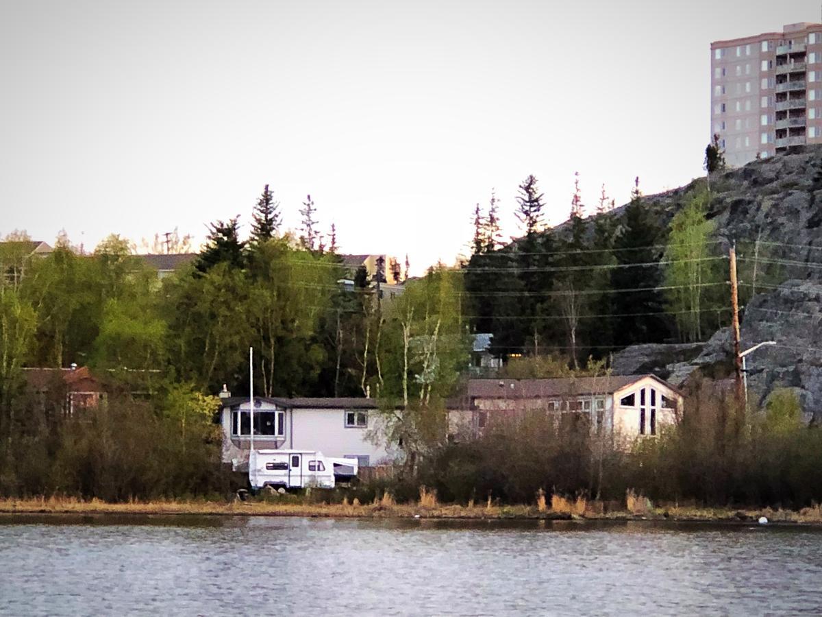 Bed and Breakfast Mabuhay Lakeside Manor Yellowknife Exteriér fotografie